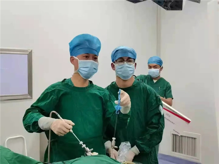 西藏大学附属阜康医院外二科杨闯博士带队在比如县开展义诊