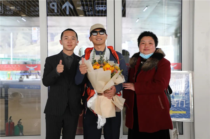 英雄归来——亚洲首位登顶珠峰的盲人张洪医生回到拉萨