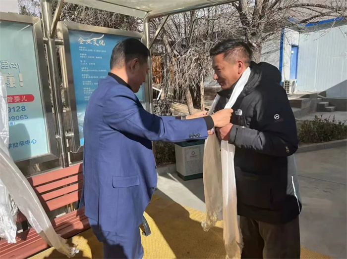 全新54座大客车服务我院员工上班通勤