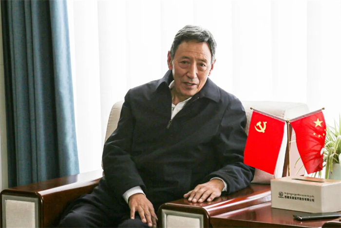 嘎布院长，欢迎常回家看看——阜康医疗为嘎布院长颁发特殊贡献奖章！