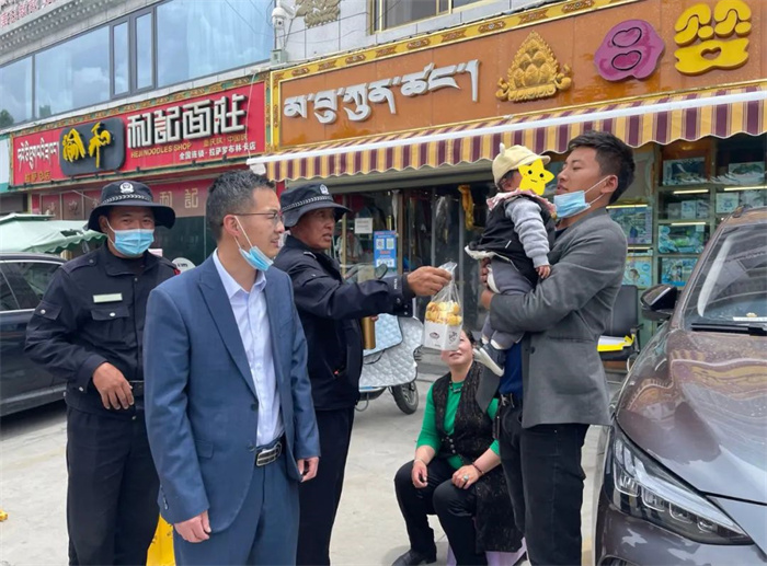 孩子，别哭！——阜康行政后勤人员联合行动，助车内幼童脱困境！