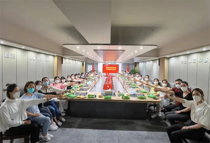 阜康医疗队奔赴方舱医院抗疫救援