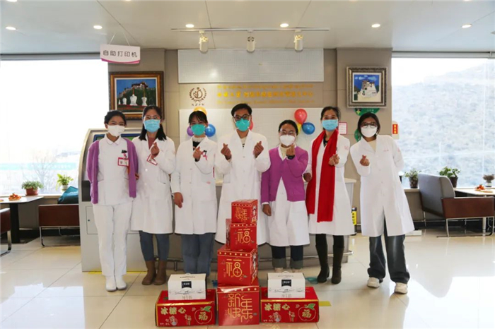 阜康医院领导节日期间亲切慰问患者和在岗医务人员