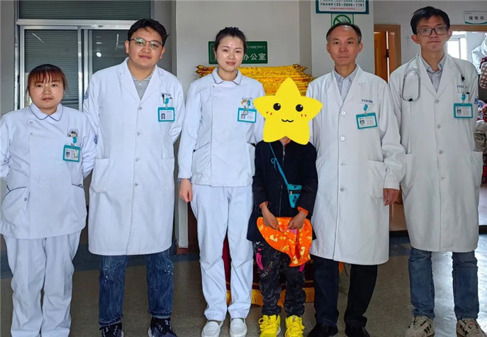 肝胆胰外科成功开展阜康医院首例儿童腹腔镜半肝切除手术