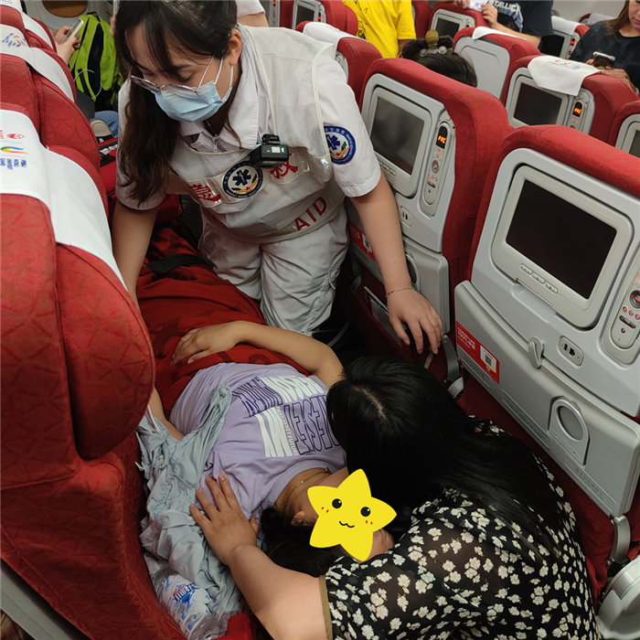 万米高空上的紧急救援！