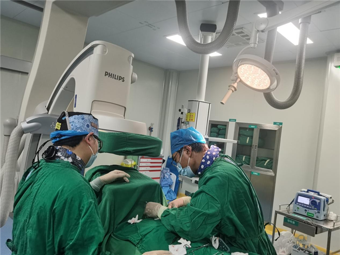 阜康医院成功开展第一例永久心脏起搏器植入术