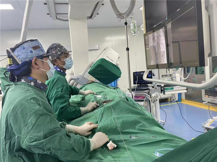 西藏阜康医院成功实施大房间隔缺损合并肺动脉高压介入封堵手术
