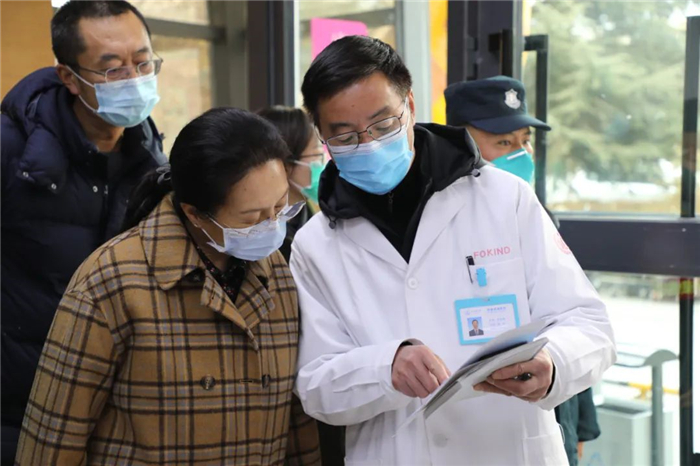 罗梅副主席带队调研我院儿科门诊