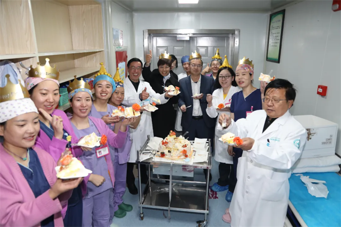 致敬,新生命的摆渡人!阜康医院领导为助产士们送祝福!