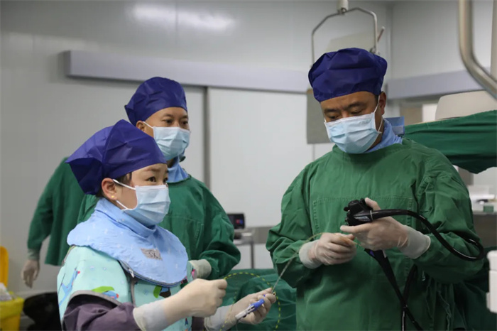 西藏阜康医院肝胆胰外科成功完成首例同期LC+ERCP+EST取石+ENBD术