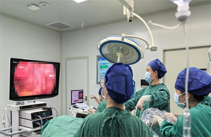 西藏阜康医院妇科成功实施腹腔镜免举宫杯宫颈癌根治术