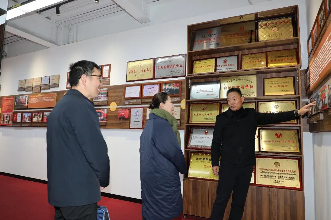 自治区工商联领导在春节藏历新年前夕走访慰问阜康医院老党员、困难党员