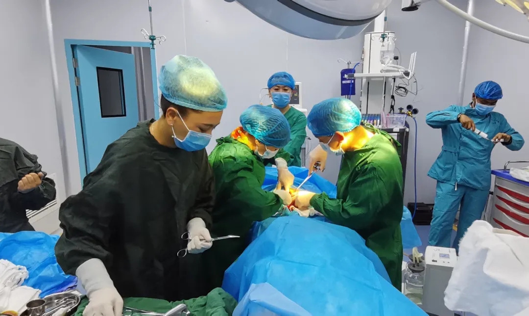 阜康医生临危授命行剖宫产手术，填补嘉黎县医院历史空白——阜康医院援助嘉黎县报道⑤