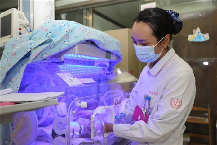 宝宝黄疸治疗不想分开 可选择日间光疗中心