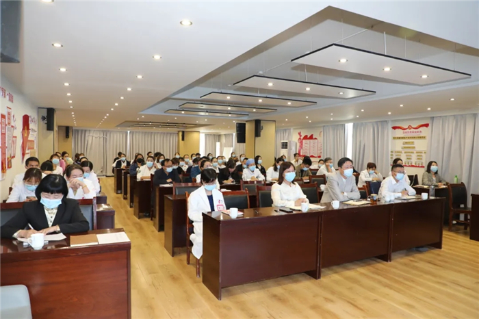 严防死守！——西藏大学附属阜康医院疫情防控和二季度院感工作会议召开