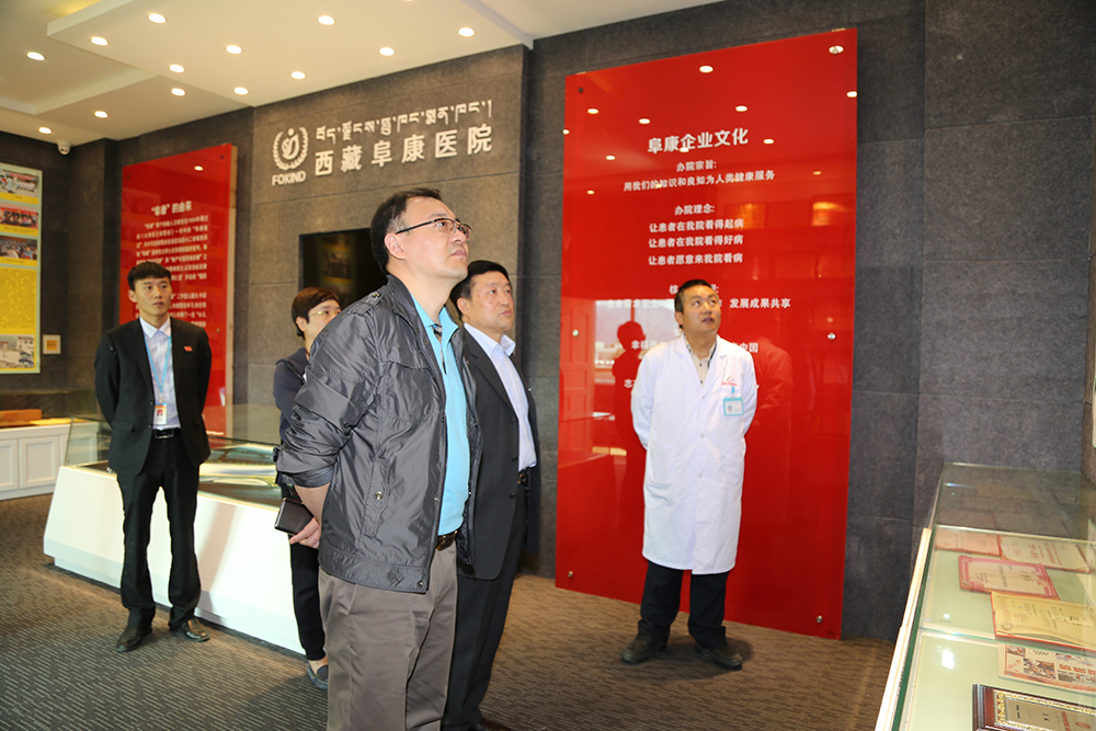 复旦大学附属中山医院内镜中心主任周平红来我院指导工作