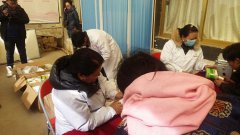 自治区政协办公厅驻那曲县罗玛镇工作队联合西藏阜康医院为罗玛镇群众义诊