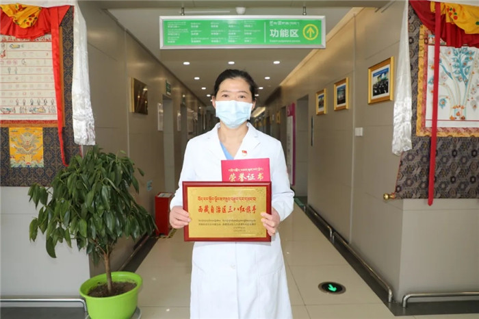 铿锵玫瑰 医路无悔——西藏阜康医院业务院长李君荣获“西藏自治区三八红旗手”荣誉称号
