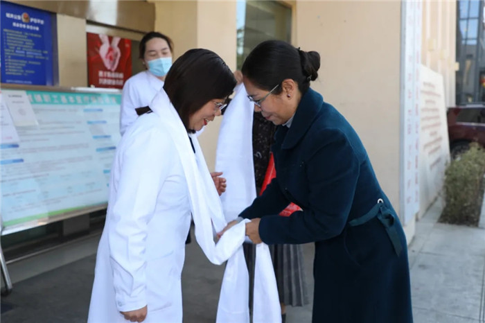 三·八国际妇女节来临自治区妇联领导慰问我院医护人员