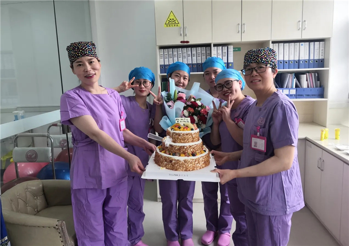 院领导和我院助产士共同庆祝国际助产士节