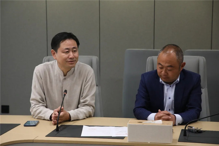 院领导为参加西藏大学第三十届田径运动会的获奖运动员颁奖