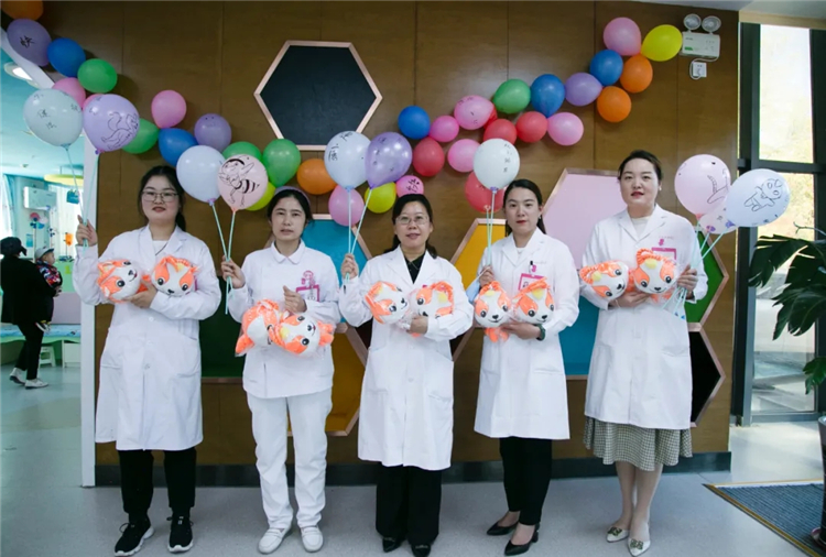 西藏大学附属阜康医院医护人员恭祝全区宝宝儿童节健康快乐