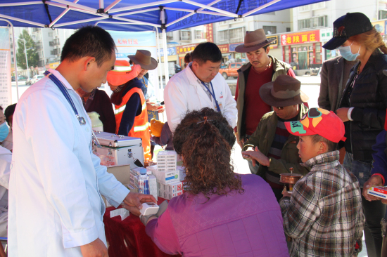 西藏阜康医院党支部开展社区义诊活动及健康知识讲座