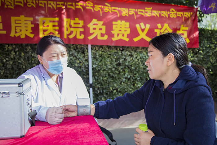 西藏阜康医院及体检中心于西藏大学开展新生入学免费义诊