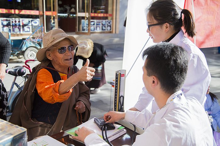 阜康医药集团于“全国安全用药月”开展免费义诊宣传活动